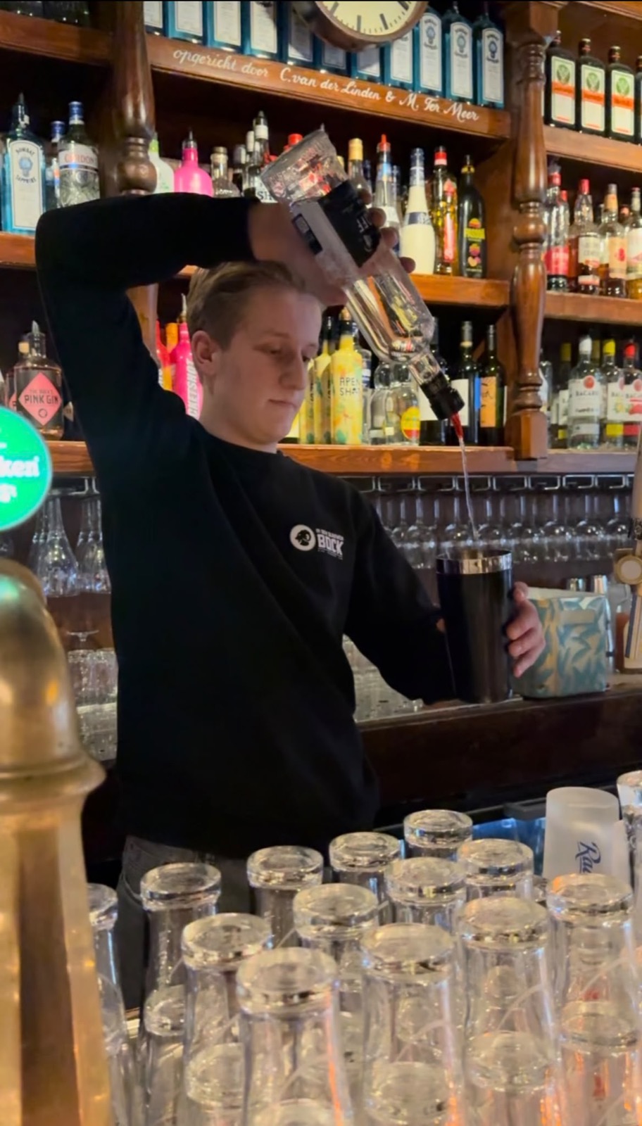 Achter de bar