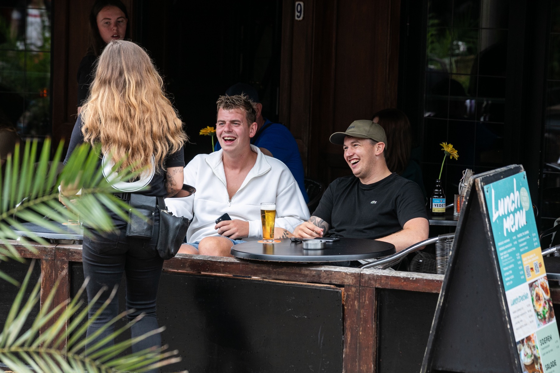 Gasten op het terras van In Den Blauwen Bock